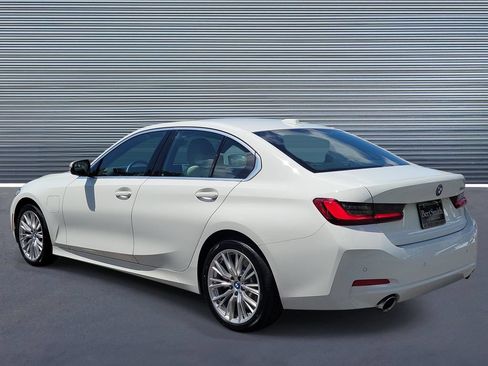 Used 2024 BMW 330e w/ Convenience Package RWD image 4