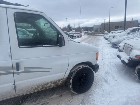 Used 2002 Ford E-150 and Econoline 150 image 9