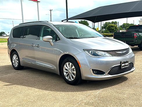 Used 2019 Chrysler Pacifica Touring-L FWD image 10