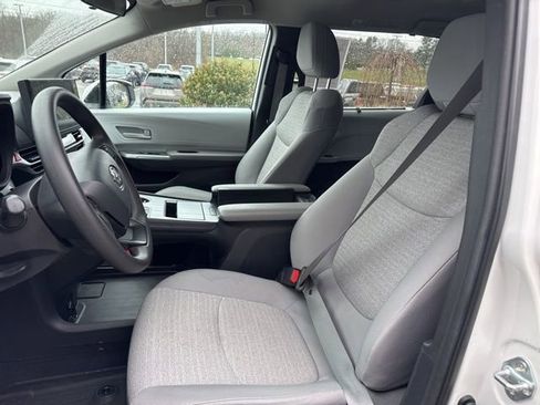 Used 2025 Toyota Sienna LE image 26