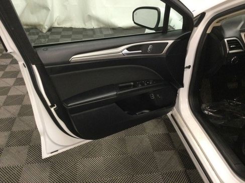 Used 2019 Ford Fusion SE image 9