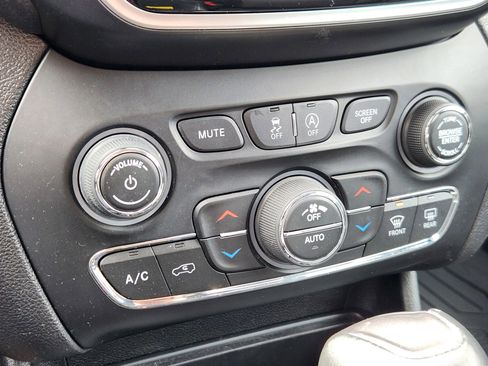 Used 2019 Jeep Cherokee Limited image 37