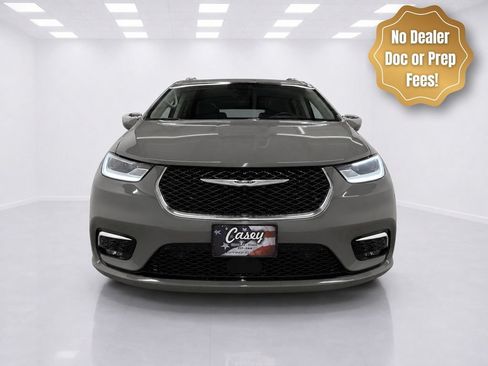 Used 2021 Chrysler Pacifica Limited w/ Uconnect Theater Family Group AWD/4WD image 2
