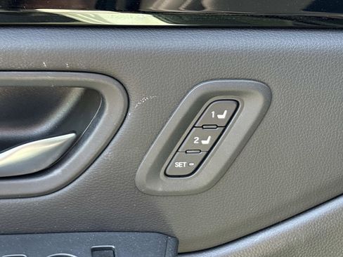 Used 2025 Honda Pilot EX-L image 13