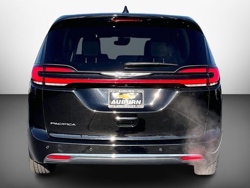Used 2024 Chrysler Pacifica Touring-L image 4