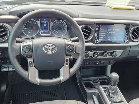 Used 2020 Toyota Tacoma SR5 AWD/4WD image 9
