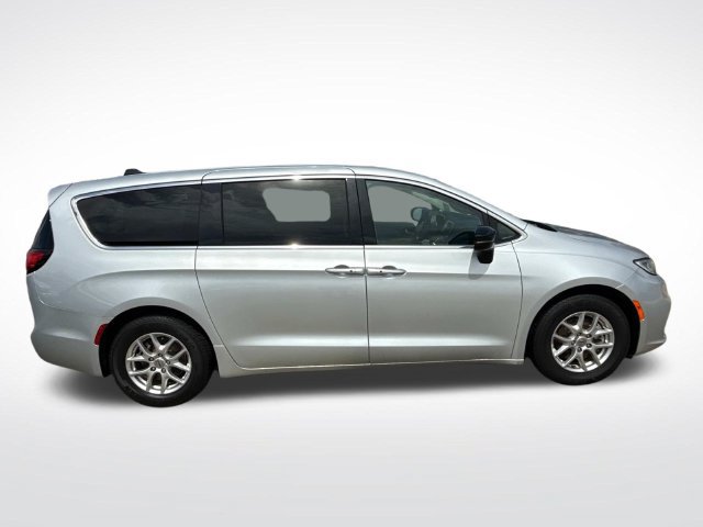 Used 2024 Chrysler Pacifica Touring-L FWD image 12