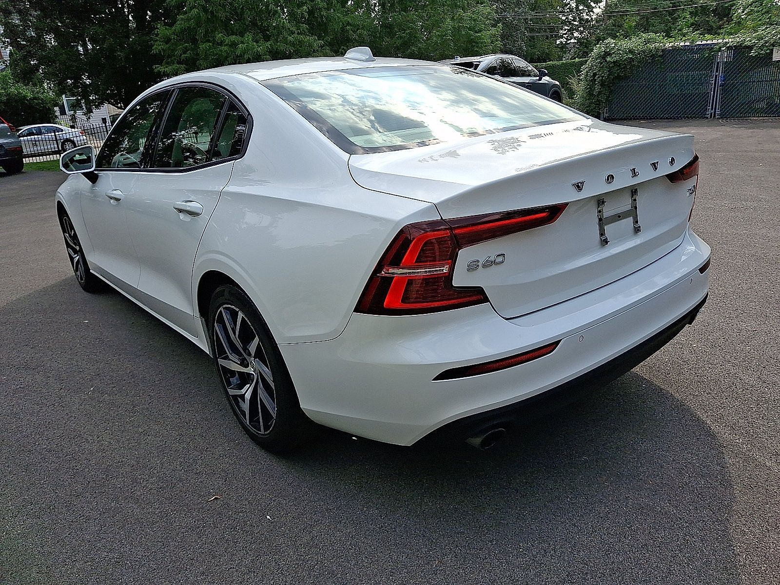 Used 2019 Volvo S60 T6 Momentum w/ Premium Package AWD/4WD image 4