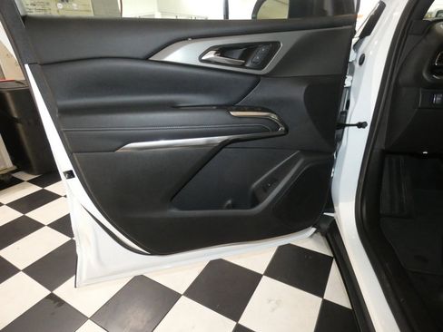 Used 2025 Chevrolet Traverse LT image 21