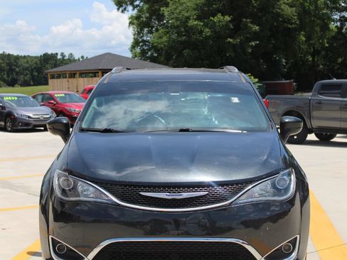 Used 2019 Chrysler Pacifica Touring-L FWD image 8