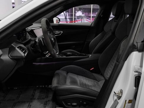 Used 2024 Audi e-tron GT Prestige image 4