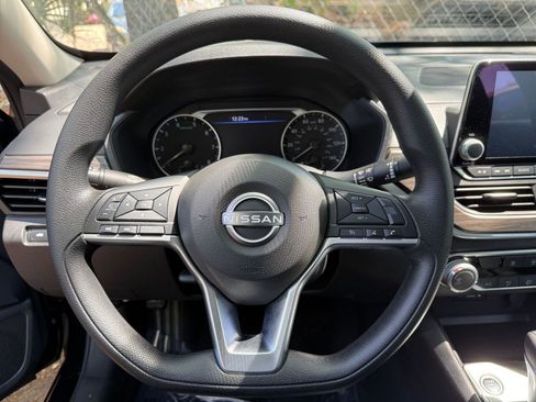 Used 2025 Nissan Altima 2.5 SV image 25