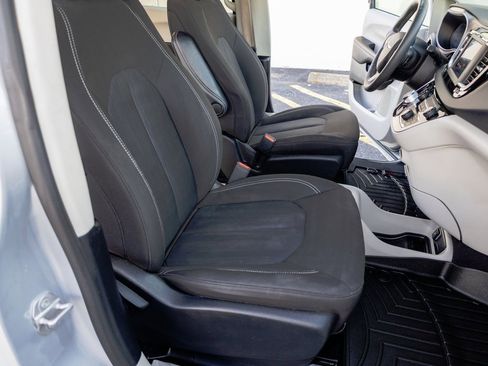 Used 2022 Chrysler Voyager LX image 13