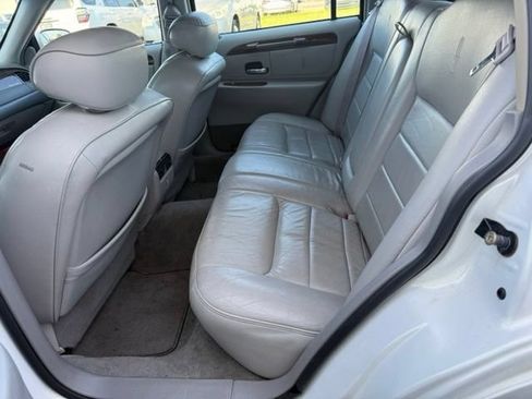 Used 2002 Lincoln Town Car Executive RWD image 17