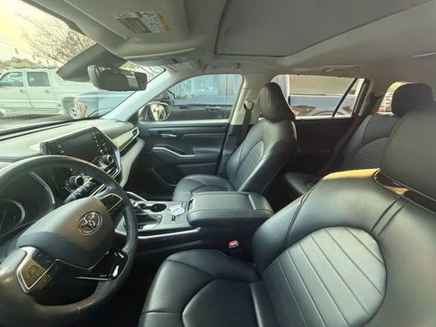 Used 2020 Toyota Highlander XLE FWD image 2