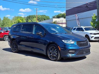 Certified 2025 Chrysler Pacifica Limited