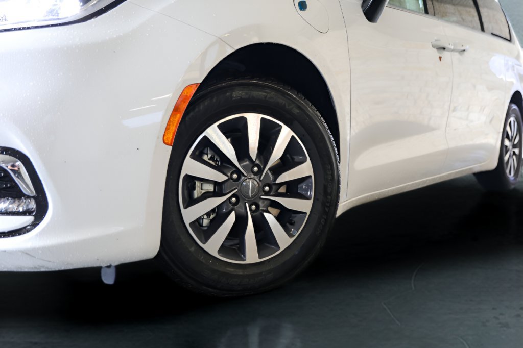 Used 2024 Chrysler Pacifica Limited FWD image 3