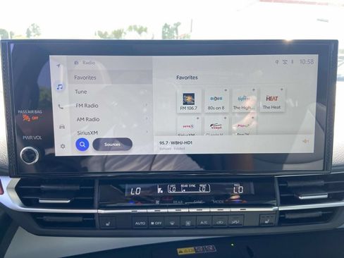 Used 2025 Toyota Sienna XLE w/ XLE Plus Package FWD image 26