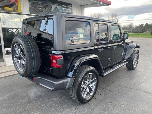 Used 2024 Jeep Wrangler Unlimited w/ Convenience Group AWD/4WD image 3