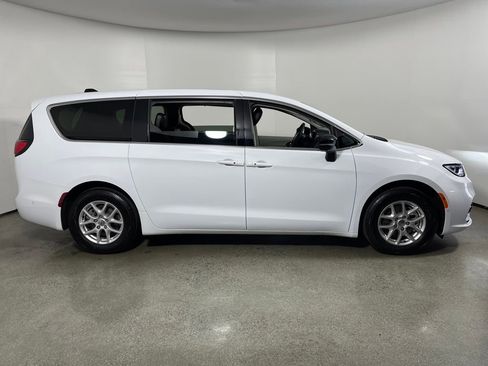 Used 2024 Chrysler Pacifica Touring-L image 2