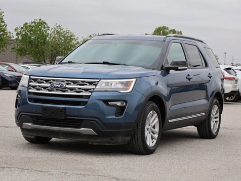 Used 2018 Ford Explorer XLT w/ Equipment Group 202A image 6