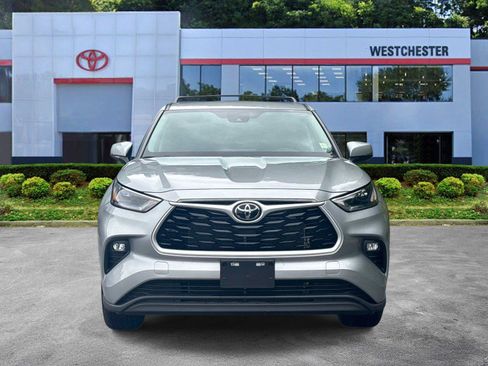 Used 2023 Toyota Highlander LE AWD/4WD image 2