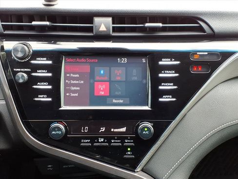 Used 2018 Toyota Camry SE image 18