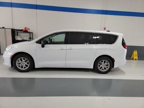Used 2024 Chrysler Pacifica Touring-L FWD image 8