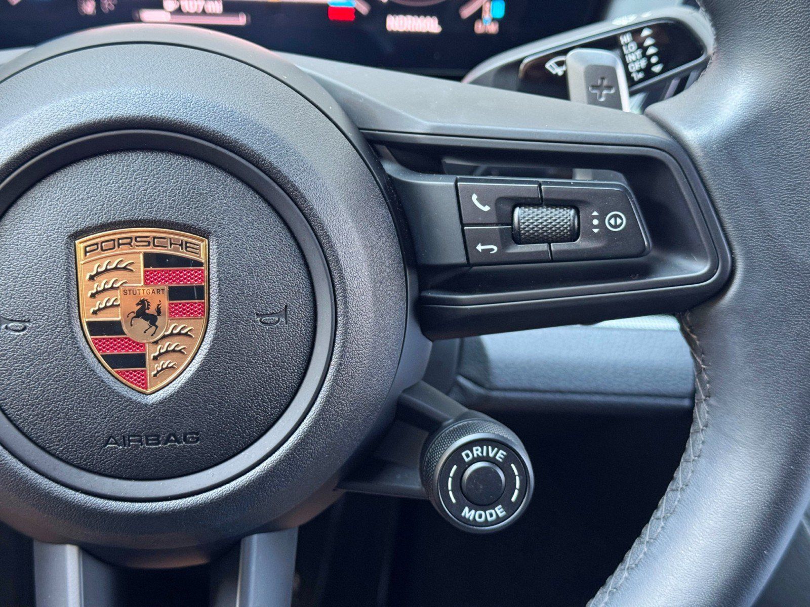 Used 2025 Porsche Panamera image 24