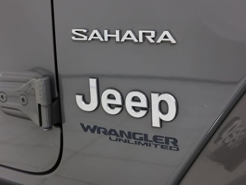 Used 2019 Jeep Wrangler Unlimited Sahara w/ Safety Group AWD/4WD image 14
