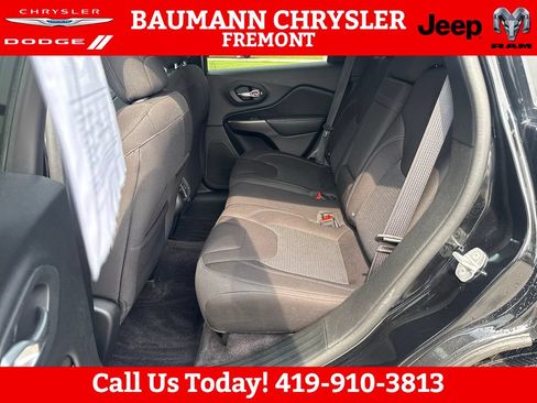 Used 2019 Jeep Cherokee Latitude w/ Popular Appearance Group FWD image 25