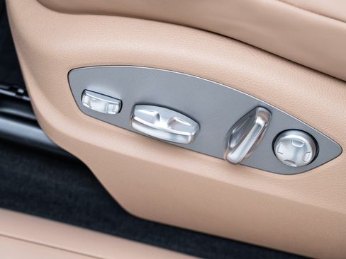 Certified 2026 Porsche Macan AWD/4WD image 16