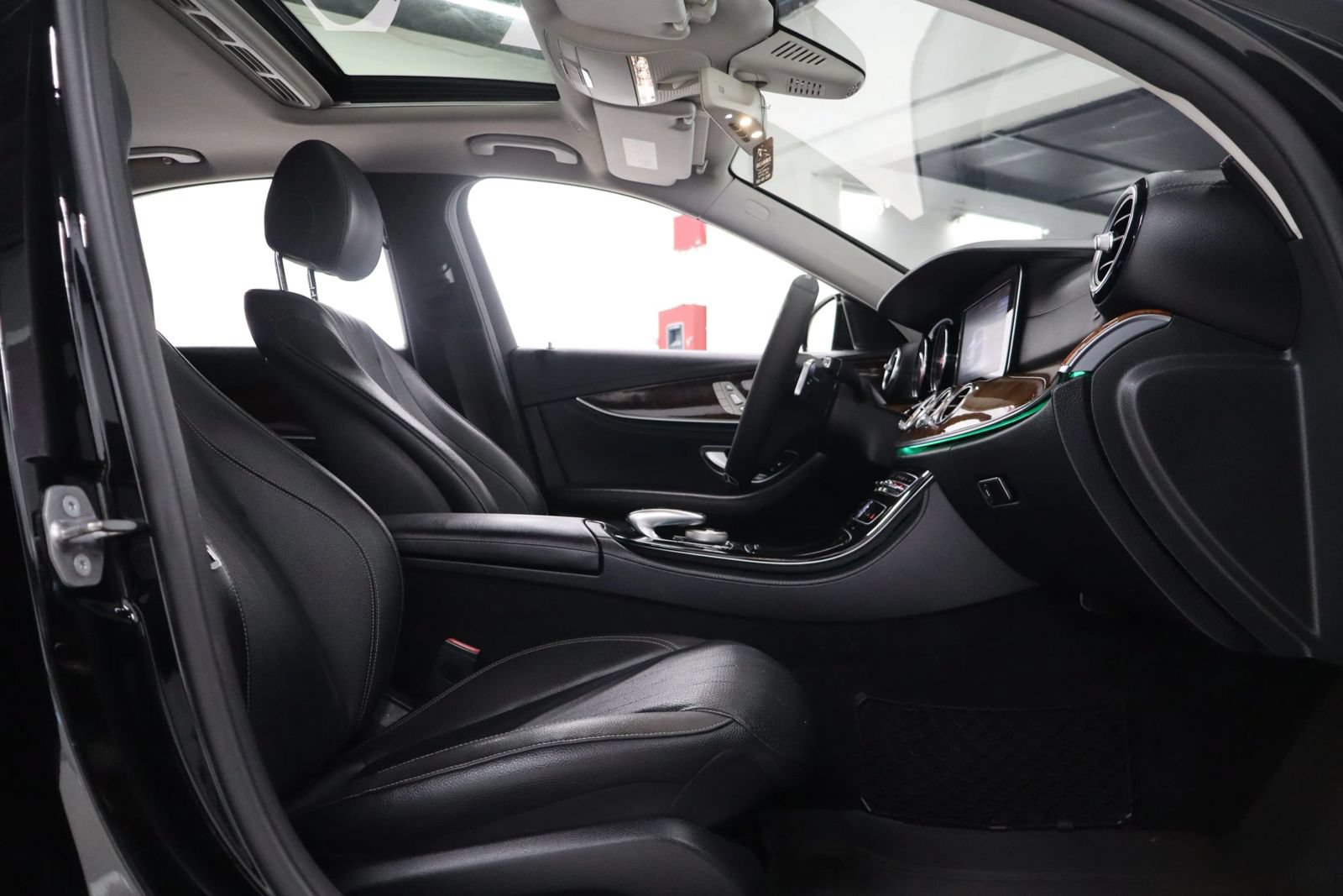 Used 2017 Mercedes-Benz E 300 4MATIC image 33