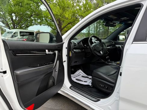 Used 2015 Kia Sorento SX image 19