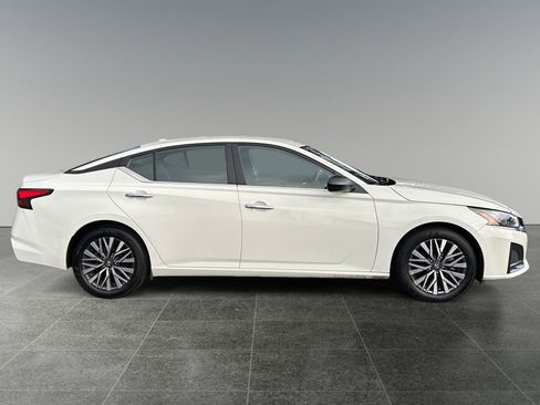Used 2025 Nissan Altima 2.5 SV FWD image 8