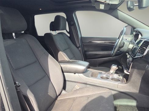 Used 2019 Jeep Grand Cherokee Laredo image 16