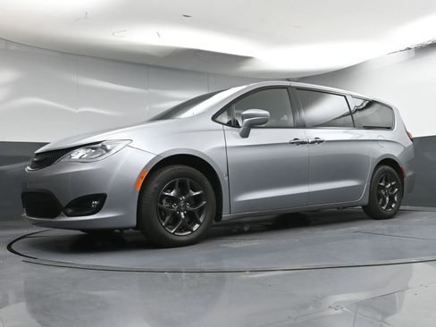 Used 2020 Chrysler Pacifica Touring w/ S Appearance Package FWD image 22