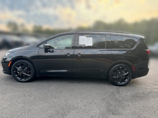 Used 2025 Chrysler Pacifica Limited FWD image 5