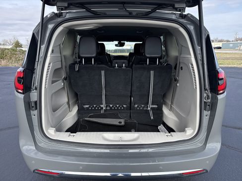 Used 2023 Chrysler Pacifica Touring-L image 10