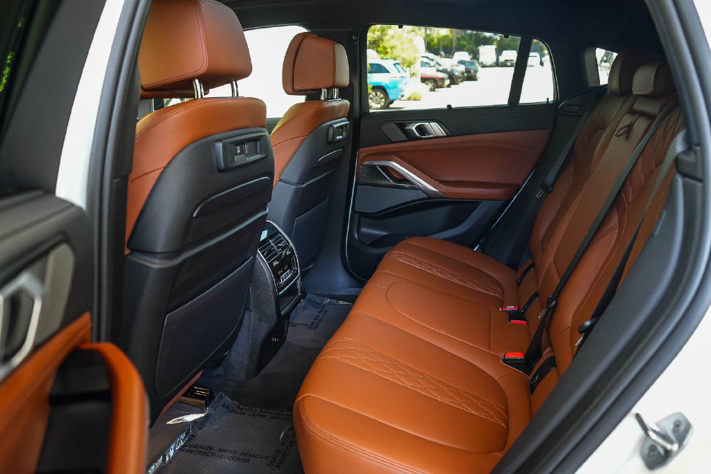 Used 2022 BMW X6 M50i w/ Executive Package AWD/4WD image 18