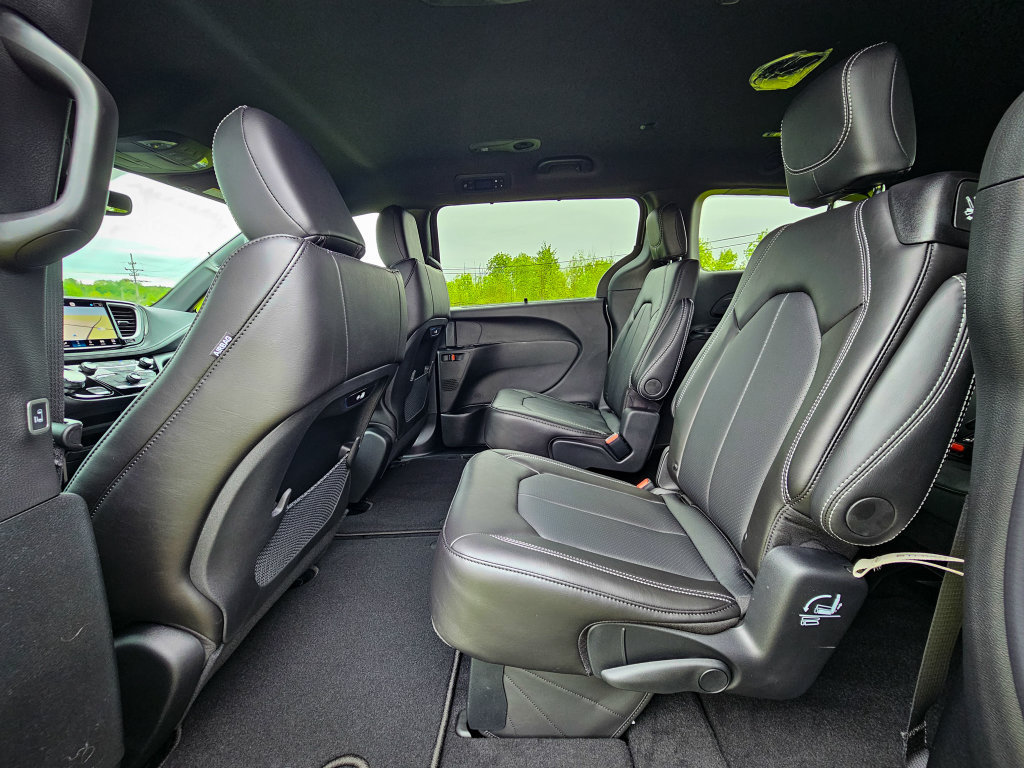 New 2027 Chrysler Pacifica Select w/ Family Tech Group AWD/4WD image 34