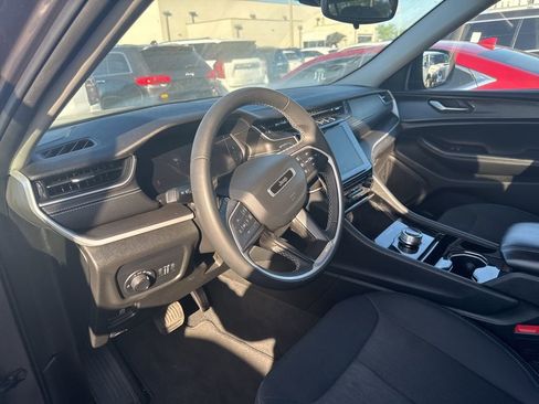 Used 2023 Jeep Grand Cherokee L Laredo image 7