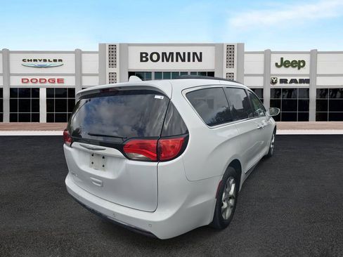 Used 2017 Chrysler Pacifica Touring-L w/ Tire & Wheel Group image 4