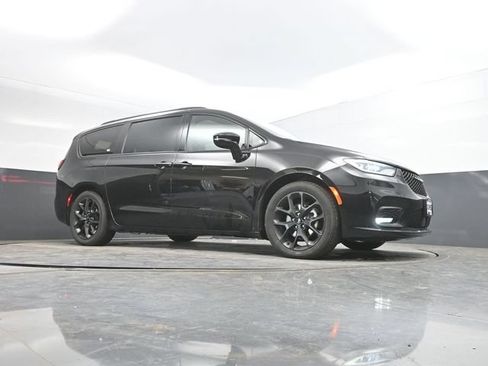 Used 2025 Chrysler Pacifica Limited FWD image 50
