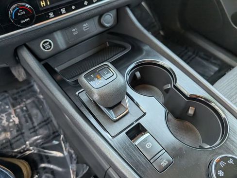 Used 2022 Nissan Rogue SV image 4