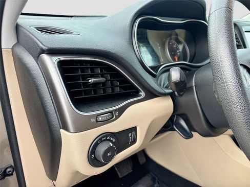 Used 2019 Jeep Cherokee Latitude w/ Popular Appearance Group image 11