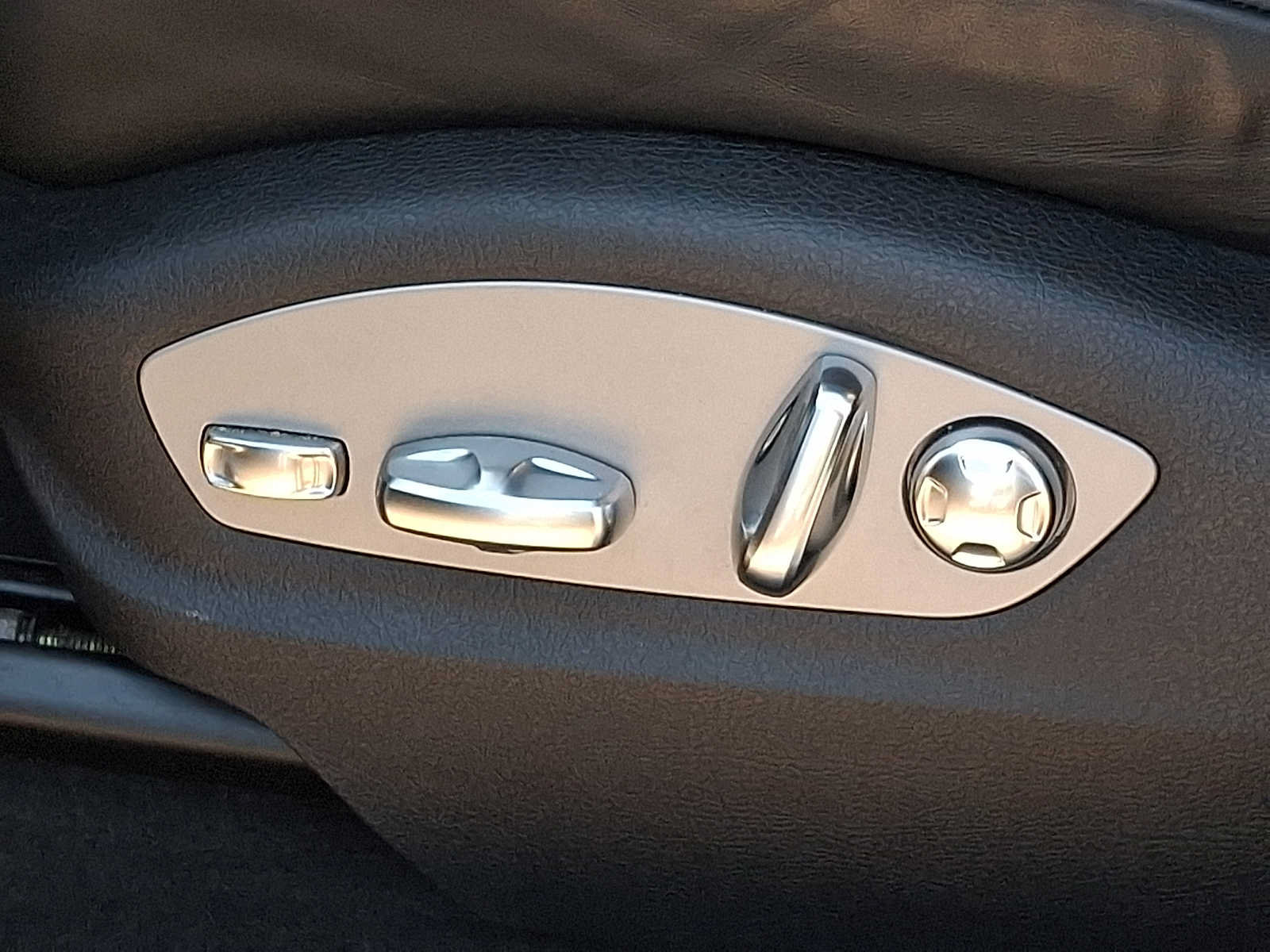 Used 2024 Porsche Macan AWD/4WD image 11