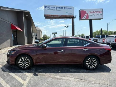 Used 2024 Nissan Altima 2.5 SV FWD image 2