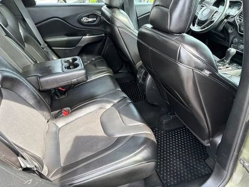 Used 2019 Jeep Cherokee Latitude Plus w/ Comfort/Convenience Group AWD/4WD image 36