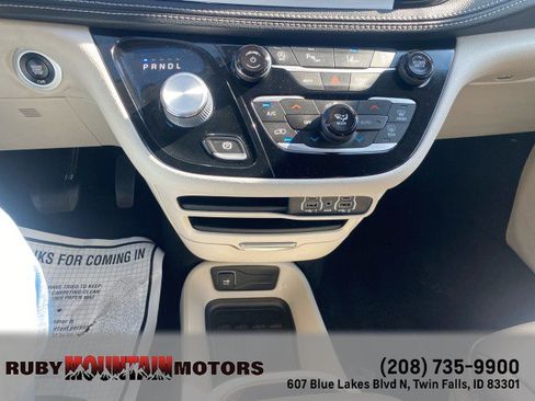 Used 2023 Chrysler Pacifica Touring-L image 19